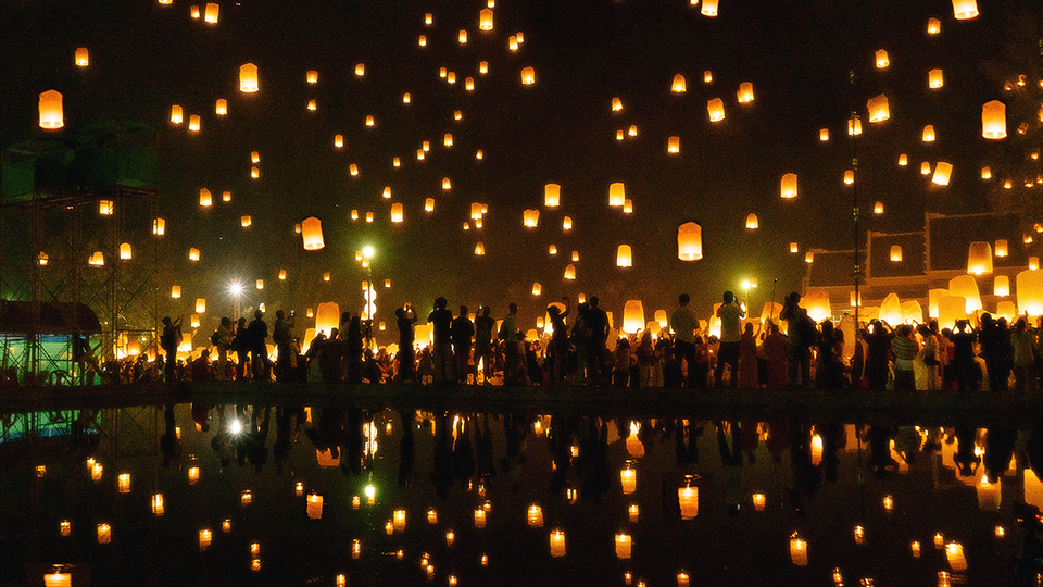 タイのランタン祭りの幻想的な光の様子